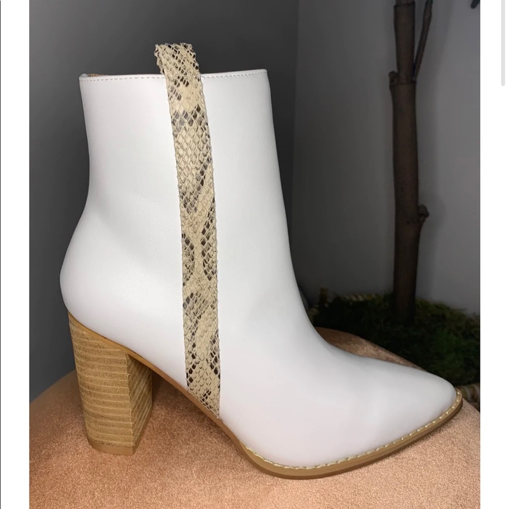 NWT WHITE LEATHER BOOTIE